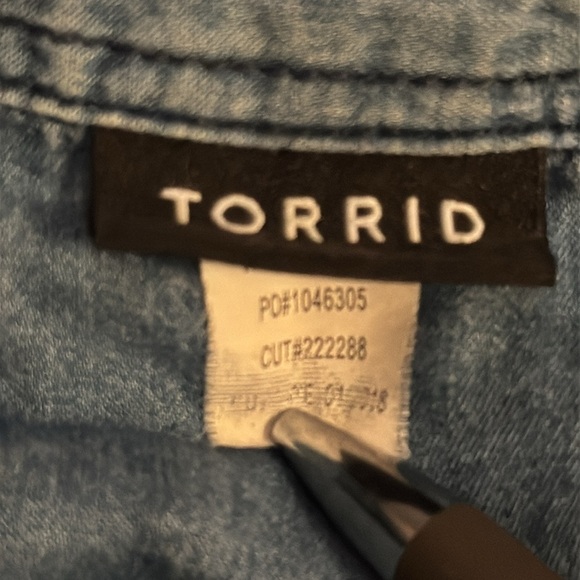Torrid Taylor Medium wash denim buttoned down long sleevesn shirt blouse Sz 3X - Picture 5 of 5